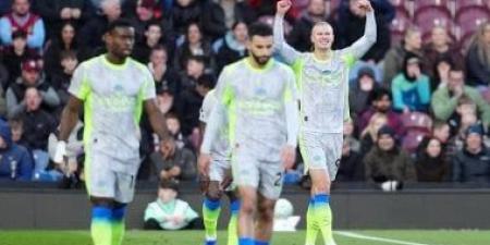 مانشستر سيتي يتخطى بيرنلي ويخطف صدارة الدوري الإنجليزي.. فيديو وصور