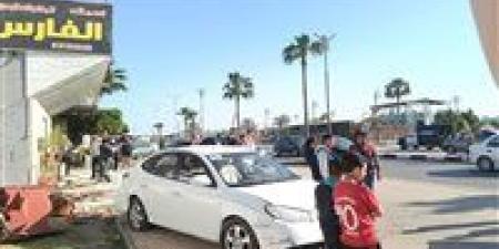 سيارة مسرعة تقتحم مطعم "فارس" للمأكولات البحرية وتصيب زوجة صاحب المطعم