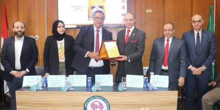 عميد طب المنوفية يشهد تكريم المتميزين بمعهد الأورام