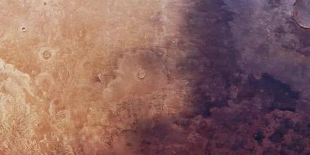 صور مركبة فضائية تُظهر رمادًا بركانيًا قديمًا يتطاير عبر سطح المريخ