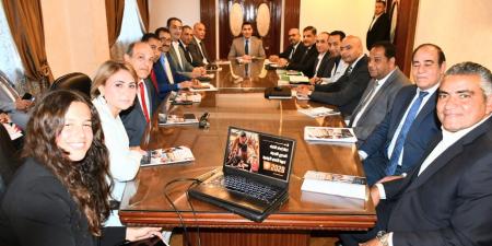 وزير الشباب والرياضة يجتمع مع اتحاد التجديف لبحث خطة العمل
