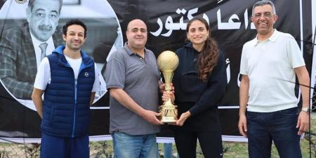 بدلًا من الذي كُسر لحظة التتويج.. اتحاد السلة يسلم سيدات سبورتنج كأسًا جديدًا