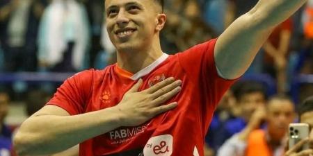 محمود الخطيب يطمئن على آخر تطورات الحالة الصحية لنجم طائرة الأهلي سيف عابد