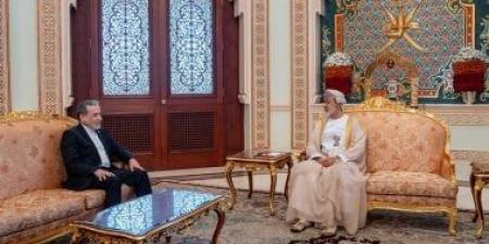 سلطان عُمان يستقبل وزير الخارجية الإيرانى لبحث سبل إنهاء الحرب