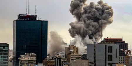 «شبح البطالة يهدد الملايين».. كيف أثرت الحرب على الاقتصاد الإيراني؟