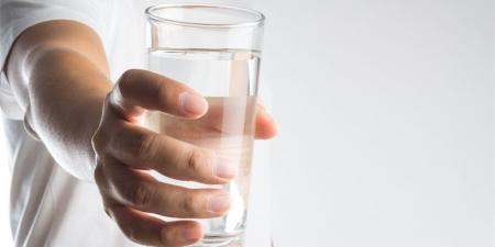 المياه سلاحك الأول.. ماذا يحدث لجسمك عند شرب كمية كافية يوميًا؟