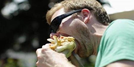 مخاطر تناول الطعام بسرعة وتأثيره على الهضم وزيادة الوزن