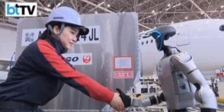 روبوتات بشرية فى مطار طوكيو.. هل بدأ عصر استبدال العمال؟