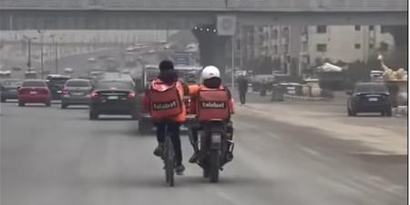 "فيها حاجة حلوة".. فيديو لعامل دليفري يساعد آخر في الطريق (فيديو)