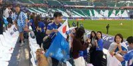 سر تنظيف جماهير اليابان للمدرجات بعد المباريات.. عادة تربوية وثقافة لا تزعج الآخرين