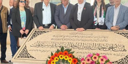 وزيرة العمل الفلسطينية واتحاد عمال نقابات فلسطين يحيون ذكرى شهداء لقمة العيش بضريح ياسر عرفات