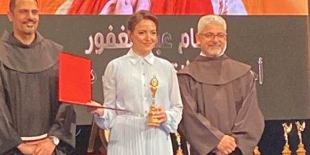 هو السبب في كل الي وصلتله.. ريهام عبد الغفور تهدى جائزتها في مهرجان المركز الكاثوليكي لوالدها