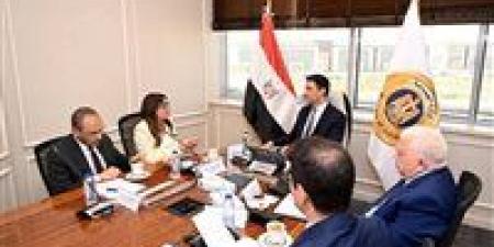 وزير الصناعة يلتقي مسؤولي شركة طاقة عربية لبحث مشروعات الشركة في مجالات توزيع الكهرباء والغاز الطبيعي