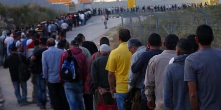 العمال الفلسطينيون تحت القيد.. اتهامات بانتهاكات ممنهجة ترقى إلى جرائم حرب