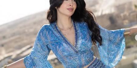 سارة بركة تخطف الأنظار بإطلالة ساحرة أمام الأهرامات (صور)