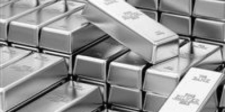 الفضة تهبط 40% من ذروتها التاريخية.. الفائدة والنفط والتصعيد الإيراني يعصفون بالسوق العالمي