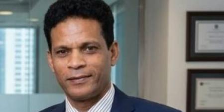 يلوح بيده لمشيعيه.. حينما كتب سيد العديسى مشهد وداعه وجنازته فى قصيدة