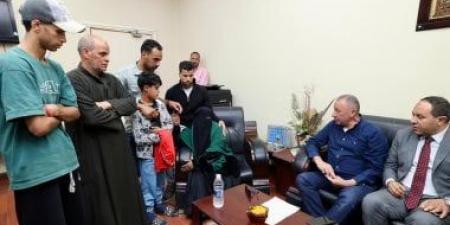 محمود الخطيب يزور مشجع الأهلي ويطمئن على حالته الصحية