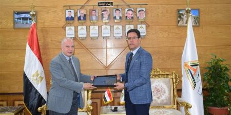 بروتوكول تعاون بين جامعة بنها وصندوق دعم صناعة الغزل والمنسوجات