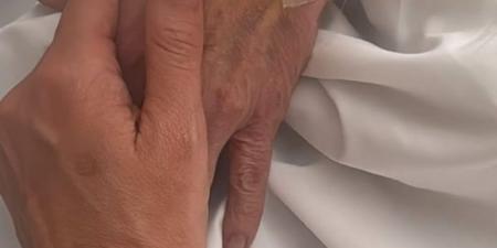 بالصورة... والدة ممثلة لبنانيّة في المستشفى: عشنا 3 أيّام عصيبة