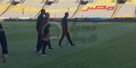 وصول طاقم تحكيم مباراة الزمالك وسموحة لملعب برج العرب منذ قليل بعد حادث السير.. صور