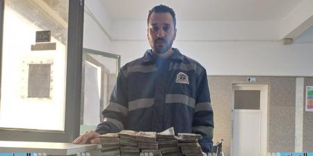 محافظ مطروح يُكرم طاقم إسعاف أعاد 520 ألف جنيه لمصابي حادث «فوكة»