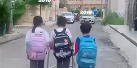 كل الحب والدعم.. إخوة يرافقون أخوهم من ذوي الهمم للمدرسة (فيديو)