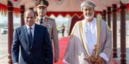 سلطان عمان يستقبل الرئيس السيسي فور وصوله إلى السلطنة في زيارة أخوية