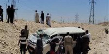 “طريق الموت في قنا”.. ميكروباص ينقلب ويصيب 14 شخصًا