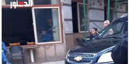 مواطن يشكر أمين شرطة: بيعرض حياته للخطر عشان محدش يمشي عكس الاتجاه (فيديو)