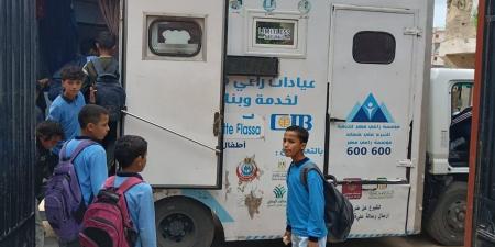 الكشف على 1248 حالة خلال قافلة طبية مجانية بمدرسة كينج عثمان بكفر الدوار