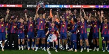 شاهد احتفالات برشلونة بكأس الدوري الإسباني بعد الفوز على الريال.. فيديو