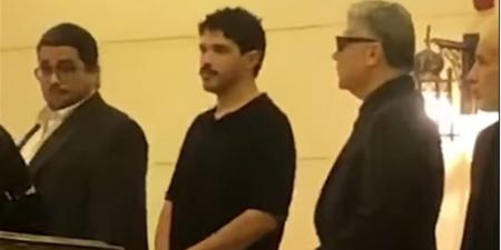 بنظارة سوداء.. نجل الفنان عبد الرحمن أبو زهرة يتلقى واجب عزاء والده (فيديو)