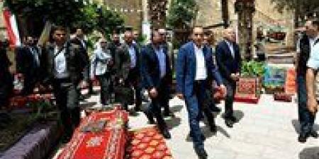 رئيس الوزراء يتفقد معرض الحرف التراثية بشارع المعز