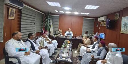 رئيس مدينة سيوة يلتقي مدير محطة البحوث وشيوخ القبائل