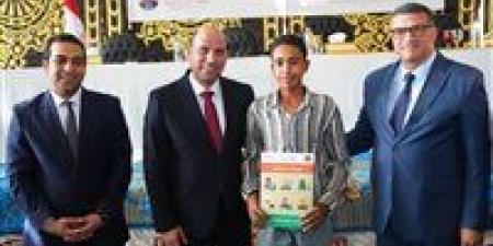 وزير العمل ومحافظ قنا يسلمان دعما ماليا لعدد من ضحايا أحد الحوادث