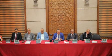 نقيب المهندسين وهيئة مكتب النقابة العامة يعقدون اجتماعًا مع رؤساء النقابات الفرعية لبحث الملفات المهنية والخدمية