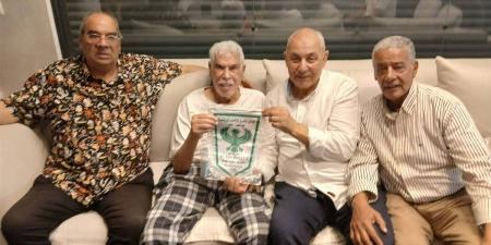 الوفاء للمعلم.. وفد من قدامى المصري يكرم حسن شحاتة (صور)