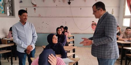 وكيل وزارة التعليم بدمياط يتفقد لجان امتحانات صفوف النقل بمدارس إدارة السرو