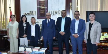 محافظ الأقصر يلتقي مع المواطنين خلال لقاء اليوم المفتوح لبحث مطالبهم