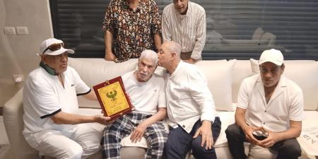 نجوم الكرة فى بورسعيد يزورون حسن شحاتة للاطمئنان عليه.. صور