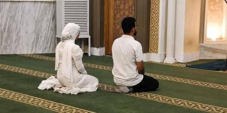 عروسان يثيريان الجدل ويدخلان المسجد للصلاة عقب انتهاء مراسم عقد قرانهما ببني مزار