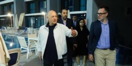هانى أبو ريدة يستقبل السفير الكندى ويصطحبه فى جولة بمركز المنتخبات
