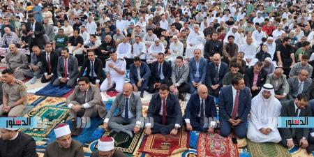 آلاف المواطنين يؤدون صلاة عيد الأضحى بساحة الخالدين فى السويس بحضور المحافظ