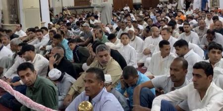 في أجواء من الفرحة.. الآلاف يتوافدون لأداء صلاة العيد في ساحات البحر الأحمر