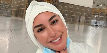 "الحمد لله".. ياسمين صبري تشارك جمهورها صوراً من الحج أمام الكعبة