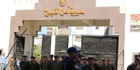 الأب المتهم بقتل طفلته في الفيوم يمثل جريمته