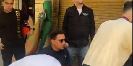 جنب صاحبه.. رضا البحراوي يشارك في جنازة والد حمو بيكا| صور