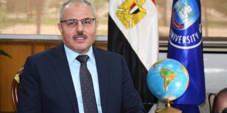 خلال جولته في امتحانات كلية الألسن.. رئيس جامعة قناة السويس: توفير الأجواء الملائمة لأداء الاختبارات