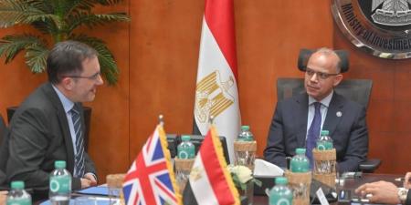 وزير الاستثمار يلتقي السفير البريطاني لتعزيز الشراكة الاقتصادية